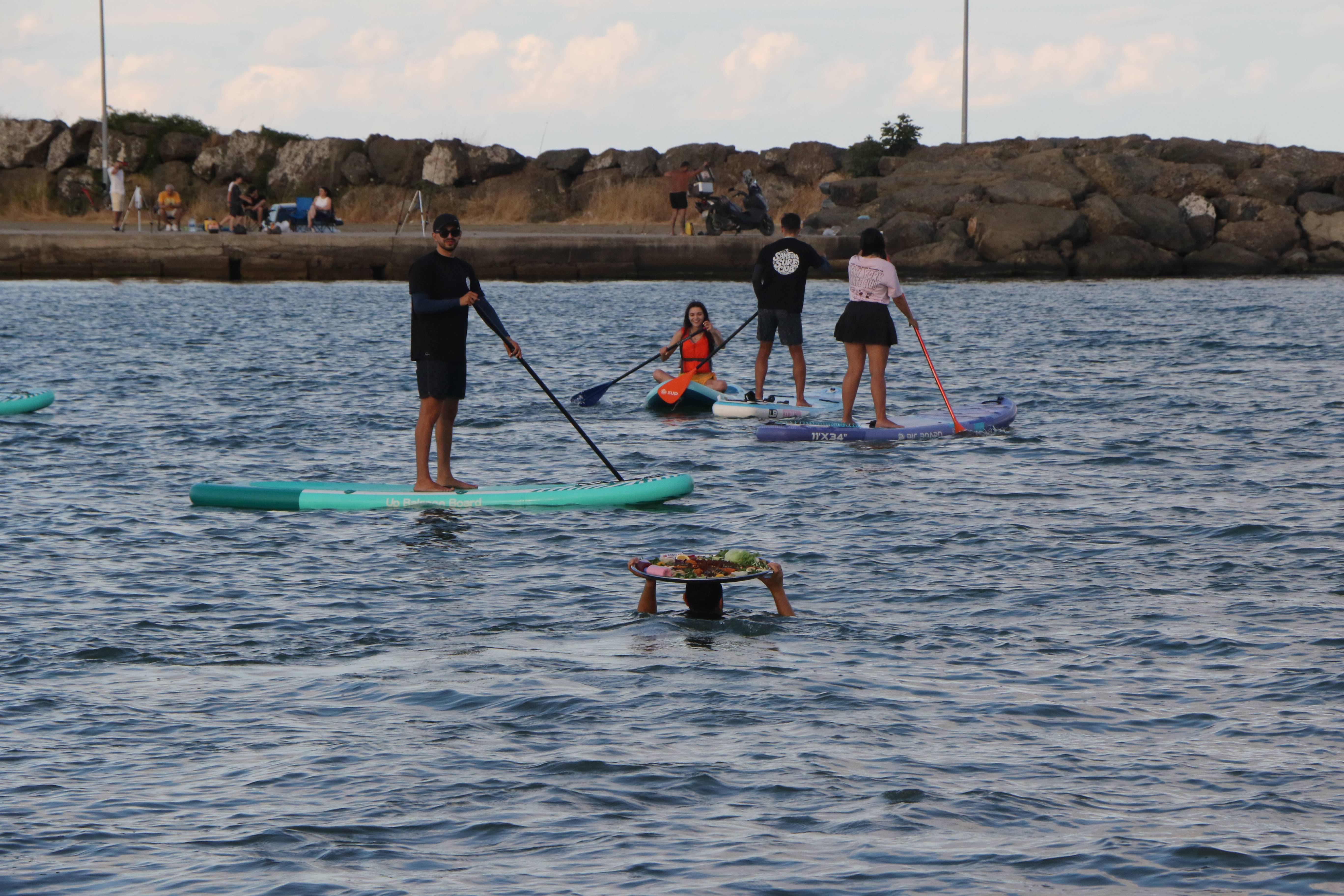 sup-yapanlara-yuzerek-cigkofte-goturdu-1408793-418527.jpg