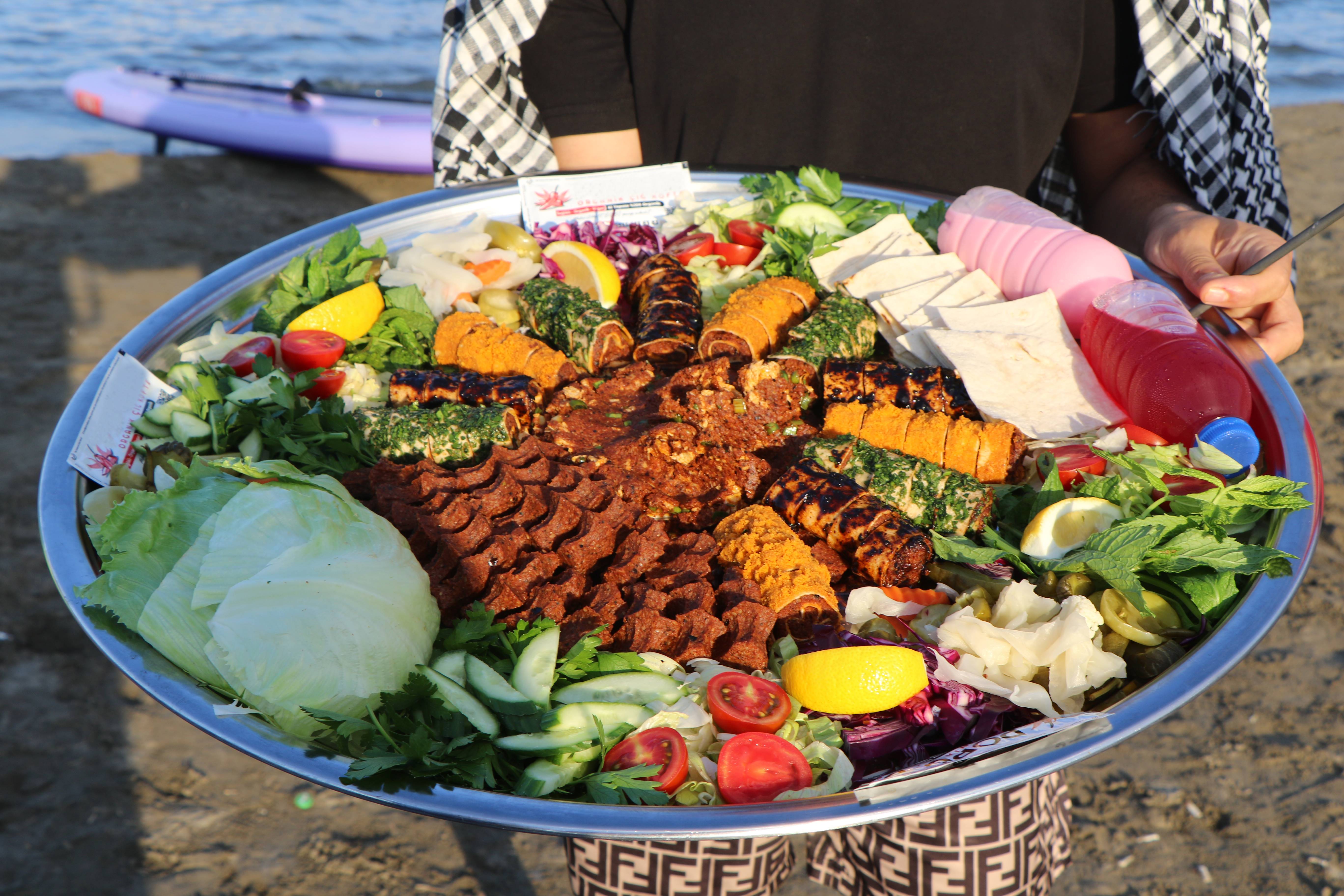 sup-yapanlara-yuzerek-cigkofte-goturdu-1408795-418527.jpg