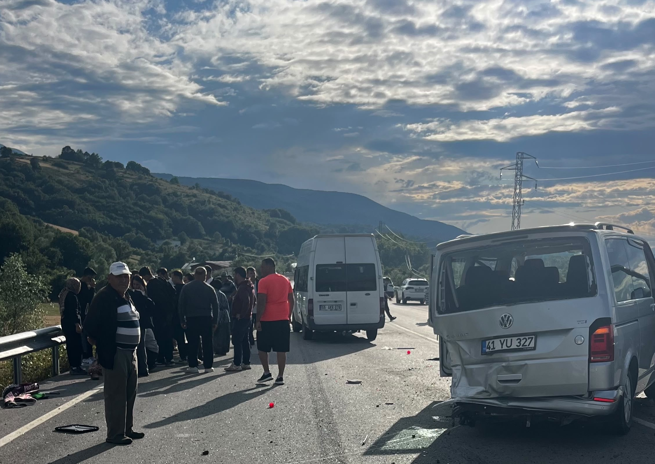 aa-20260726-42072062-42072060-samsunda-minibus-ile-panelvanin-carpismasi-sonucu-5-kisi-yaralandi.jpg