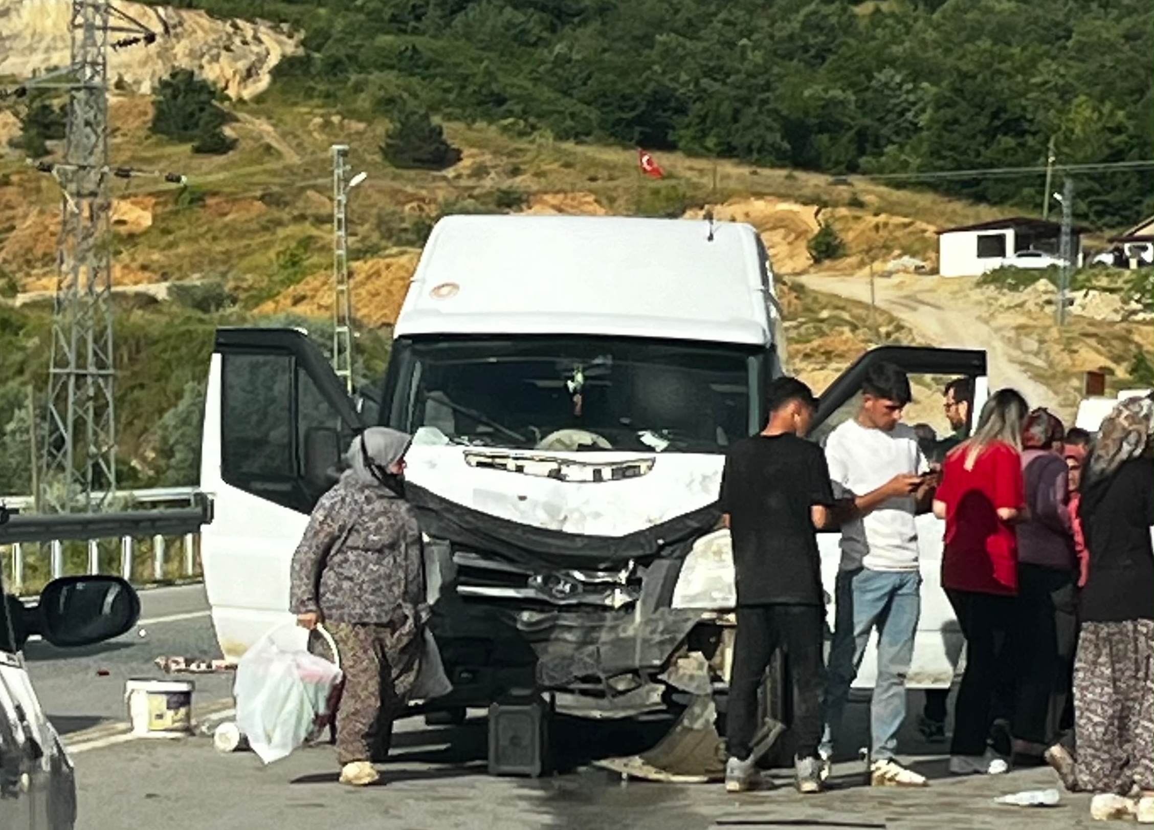aa-20260726-42072062-42072061-samsunda-minibus-ile-panelvanin-carpismasi-sonucu-5-kisi-yaralandi.jpg