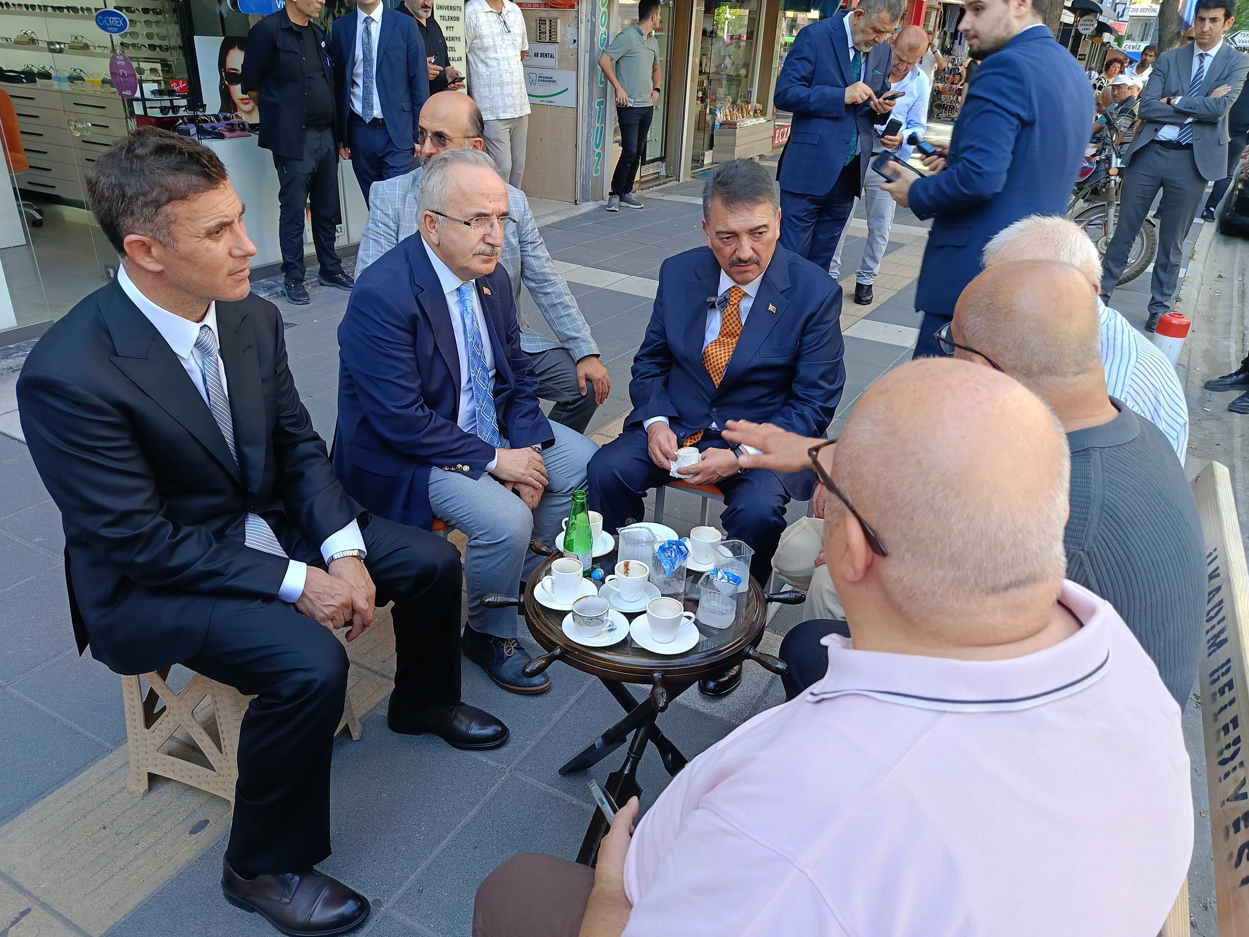 hovjpntwkaaeb9d.jpg