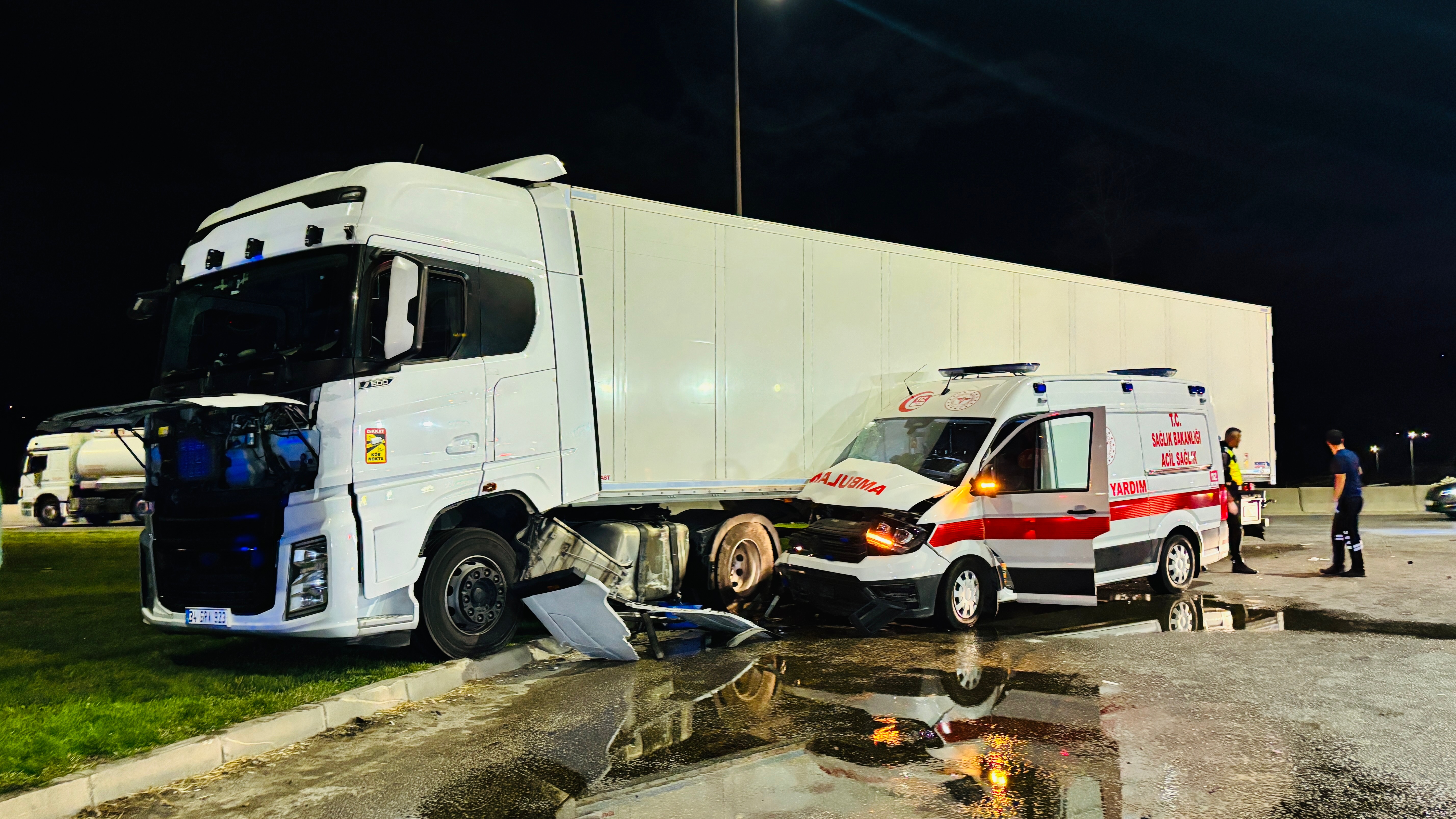 aa-20260730-42108272-42108267-samsunda-hasta-tasiyan-ambulans-ile-tirin-carpistigi-kazada-6-kisi-yaralandi.jpg