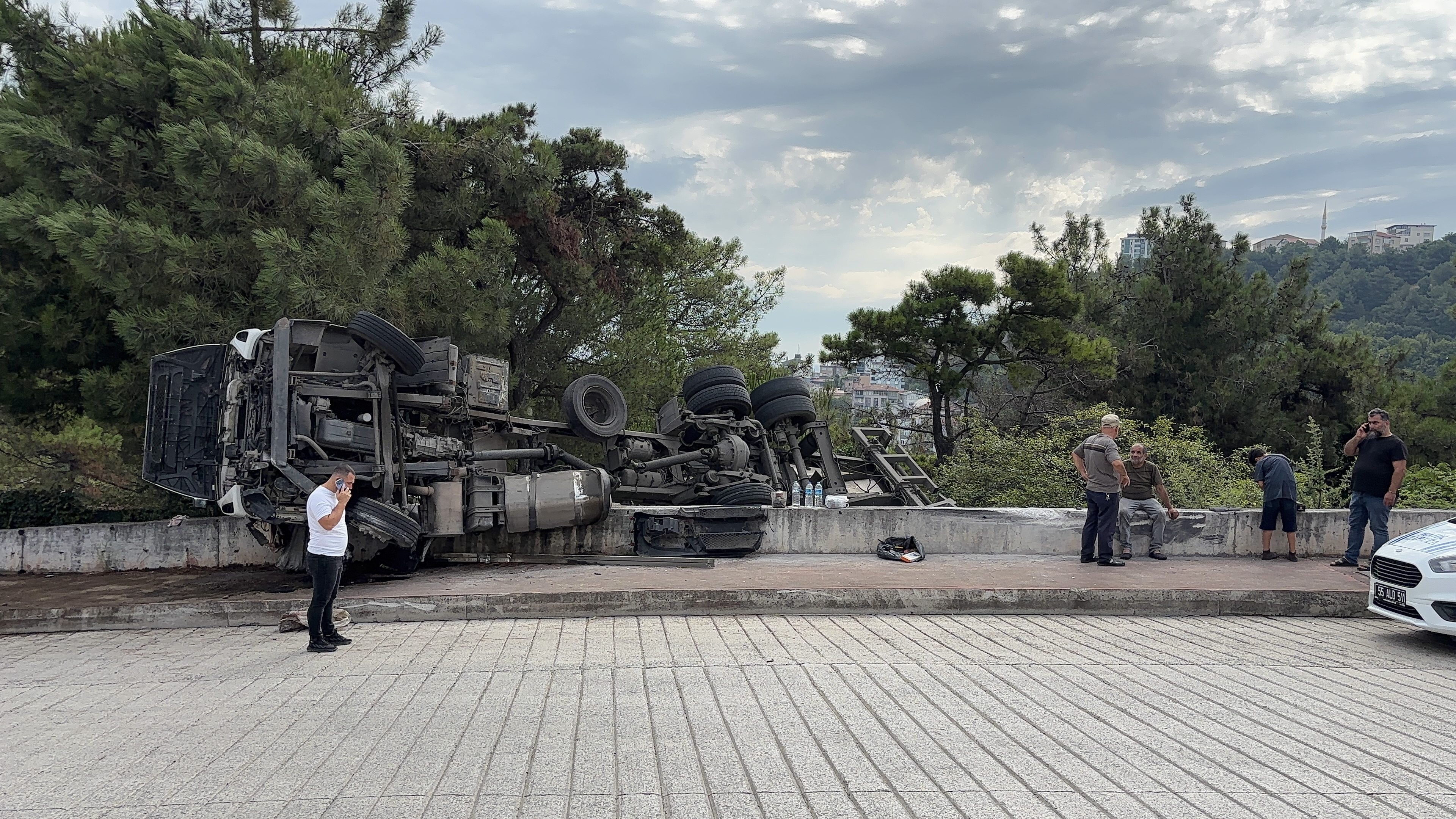 aa-20260811-42185901-42185900-samsunda-istinat-duvarina-carpan-kamyon-devrildi.jpg