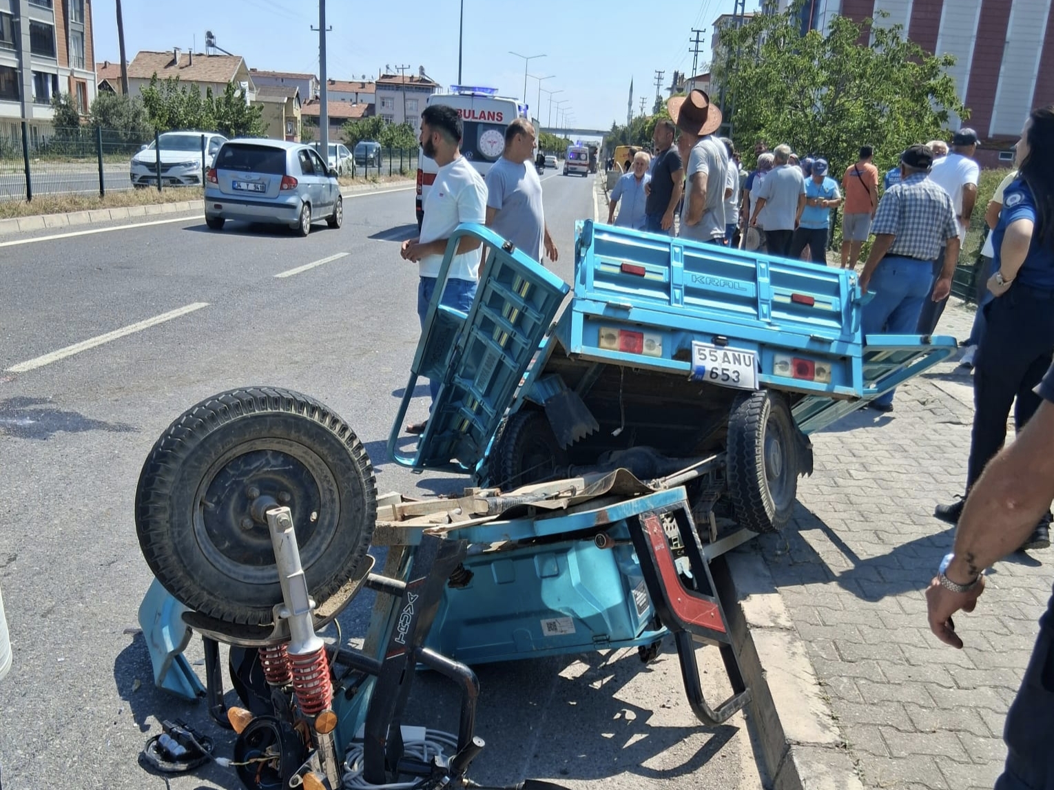 aa-20260811-42188126-42188121-samsunda-otomobil-ile-uc-tekerlekli-motosikletin-carpistigi-kazada-4-kisi-yaralandi.jpg