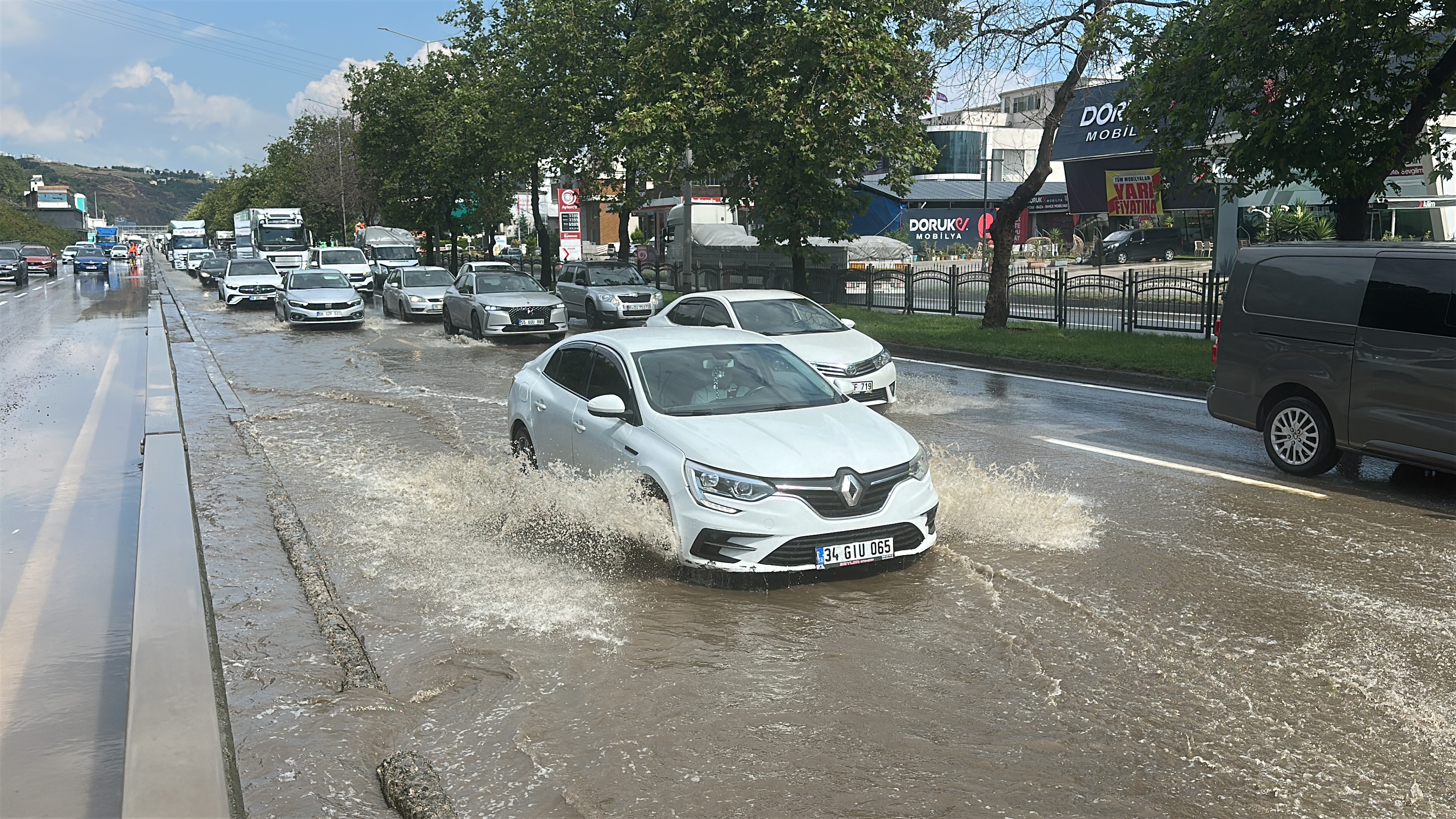 aa-20260813-42204720-42204717-samsunda-saganak-yollarda-su-birikintilerine-neden-oldu.jpg