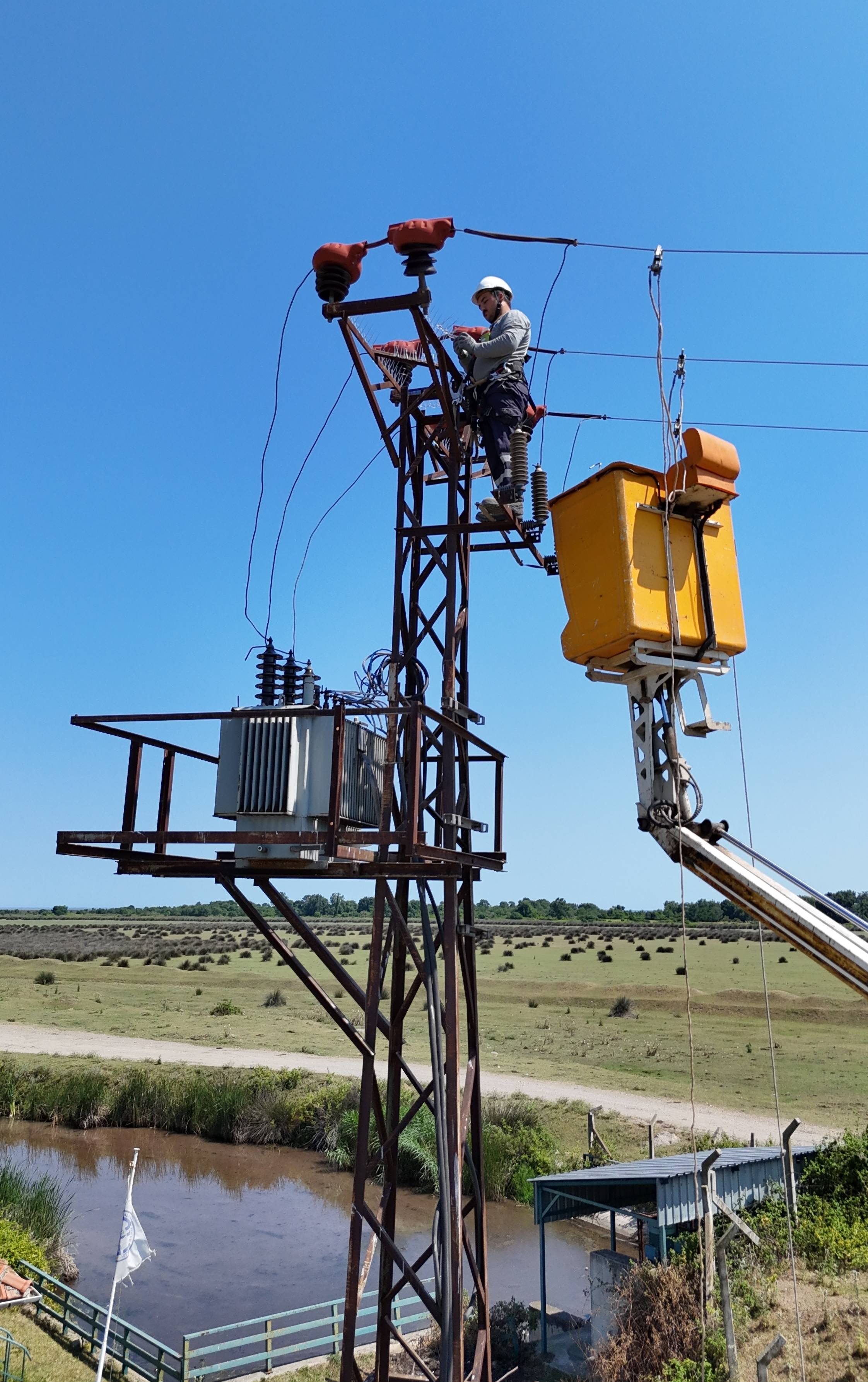 aa-20260813-42204793-42204787-leylekler-icin-elektrik-direklerine-yuva-kuslar-icin-tellere-izolasyon.jpg