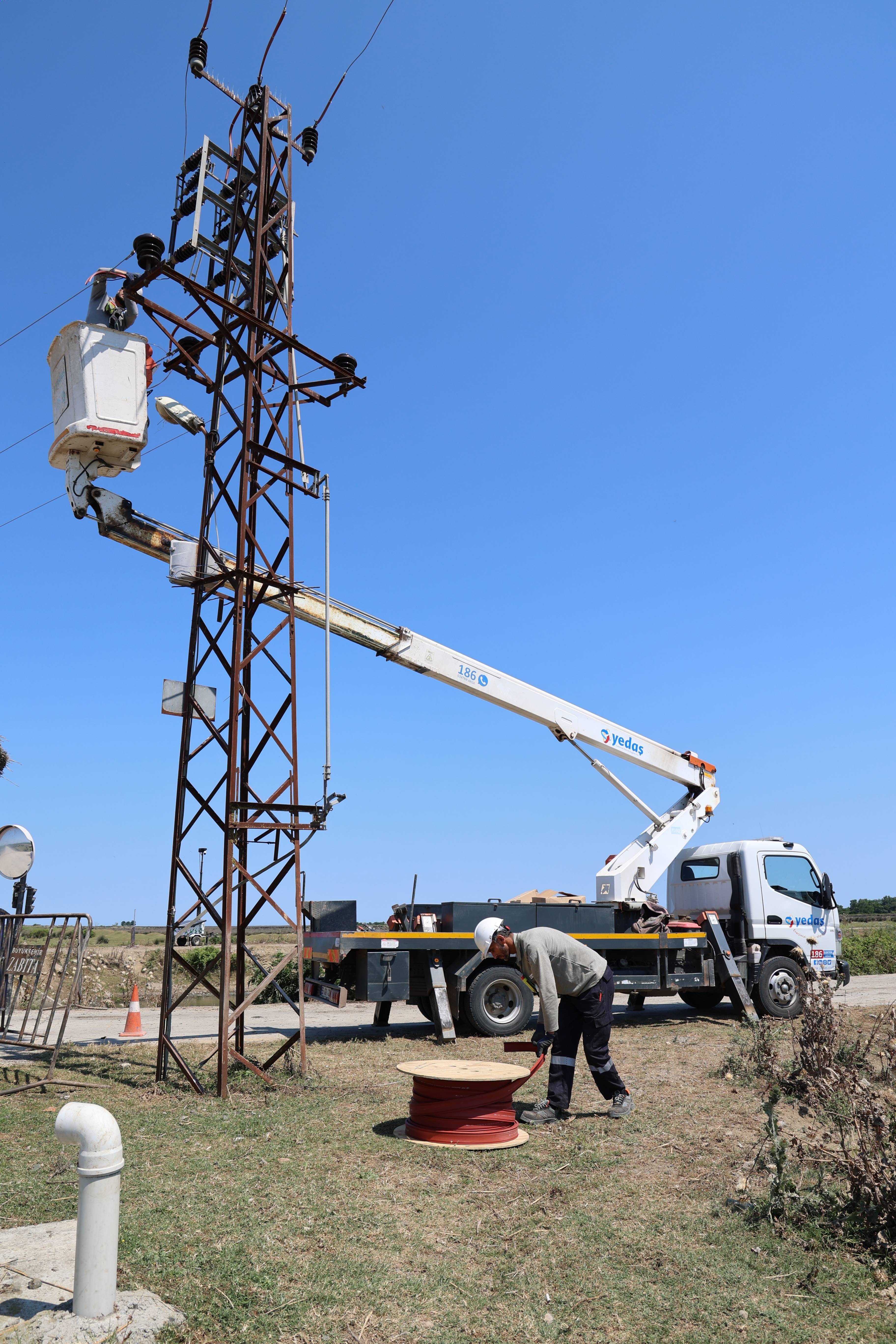 aa-20260813-42204793-42204790-leylekler-icin-elektrik-direklerine-yuva-kuslar-icin-tellere-izolasyon.jpg