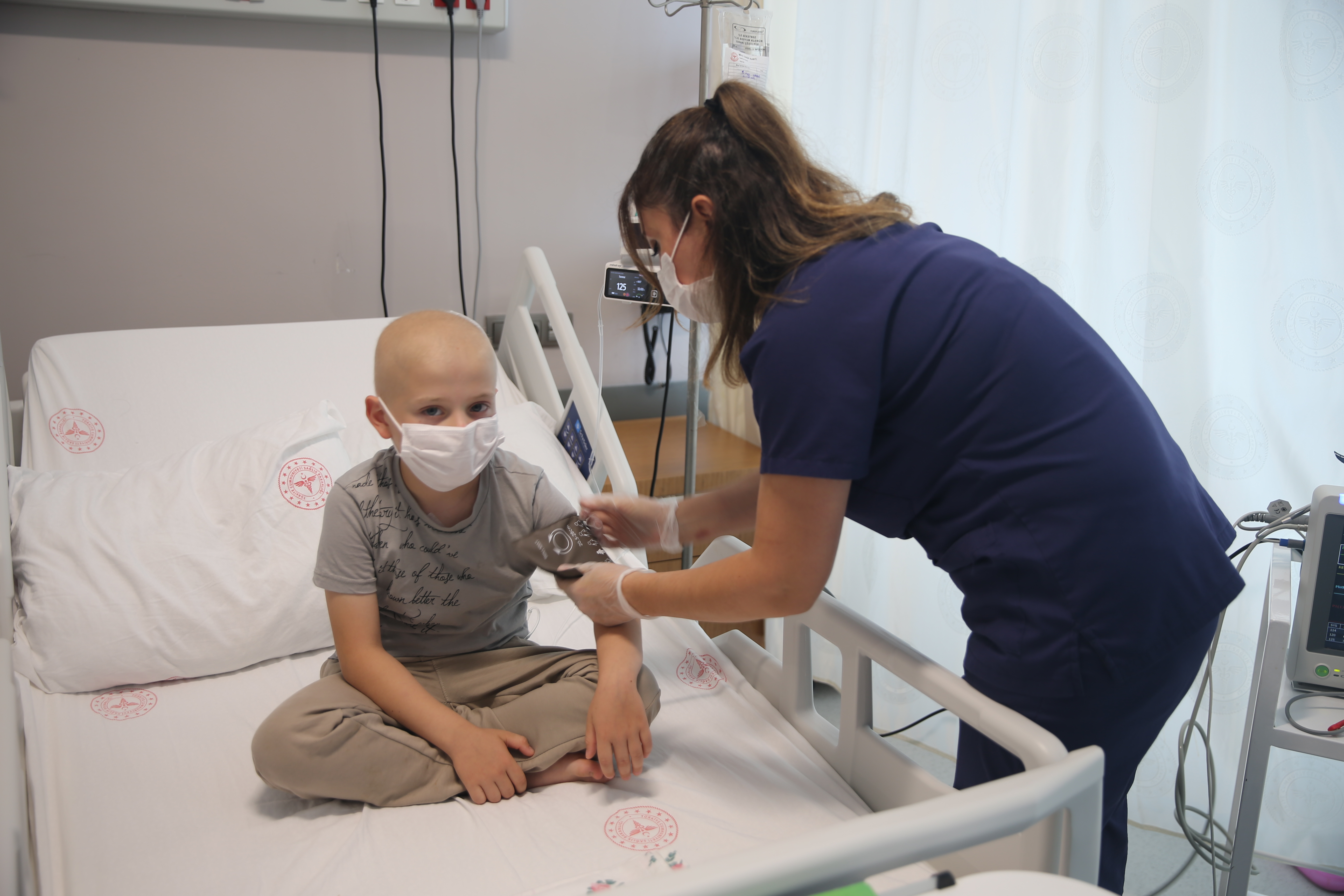 aa-20260827-42320786-42320785-samsunda-7-yasindaki-cocugun-karnindan-yaklasik-30-santimetrelik-tumor-kucultulerek-cikarildi.jpg