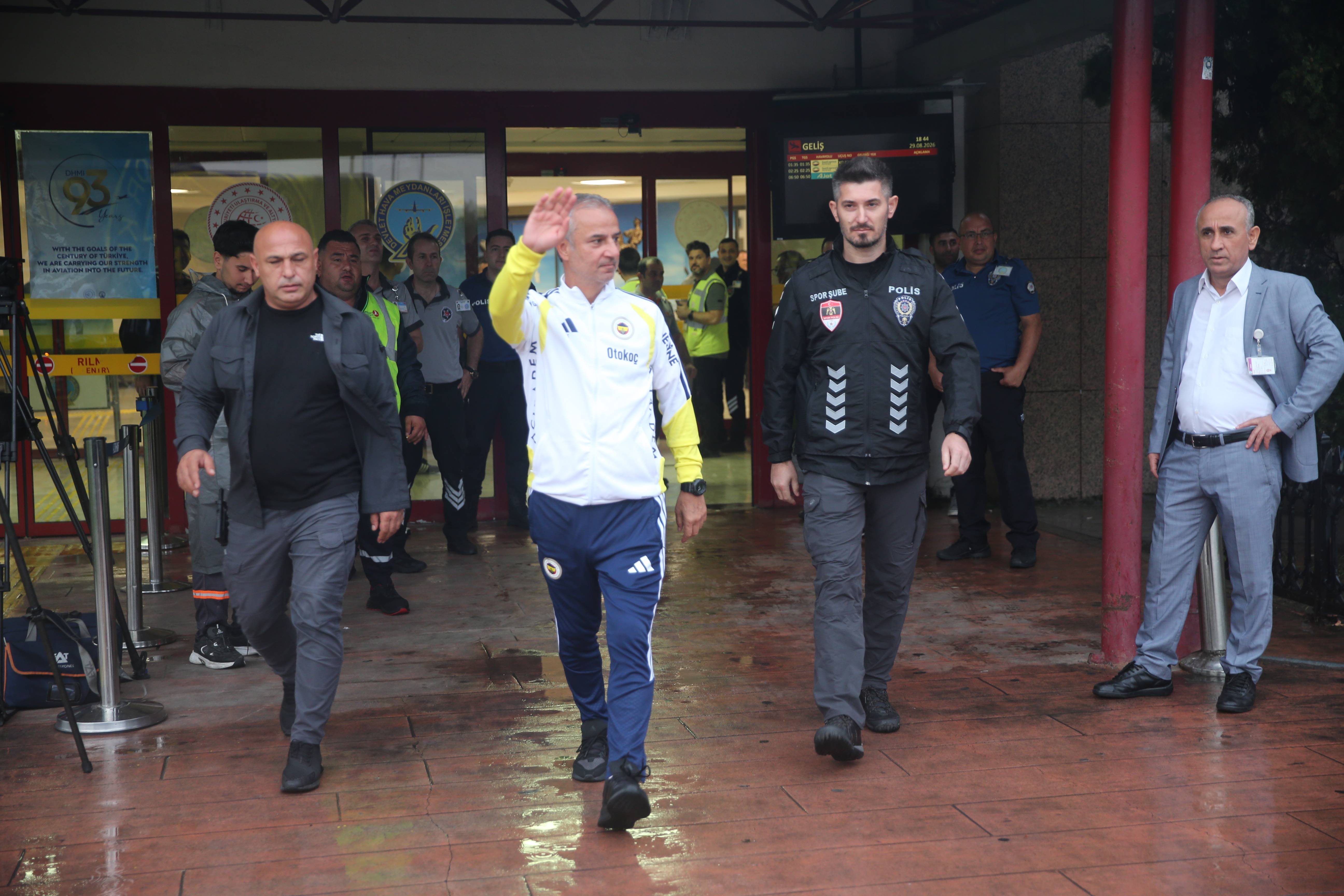 aa-20260829-42336334-42336333-fenerbahce-kafilesi-samsuna-geldi.jpg