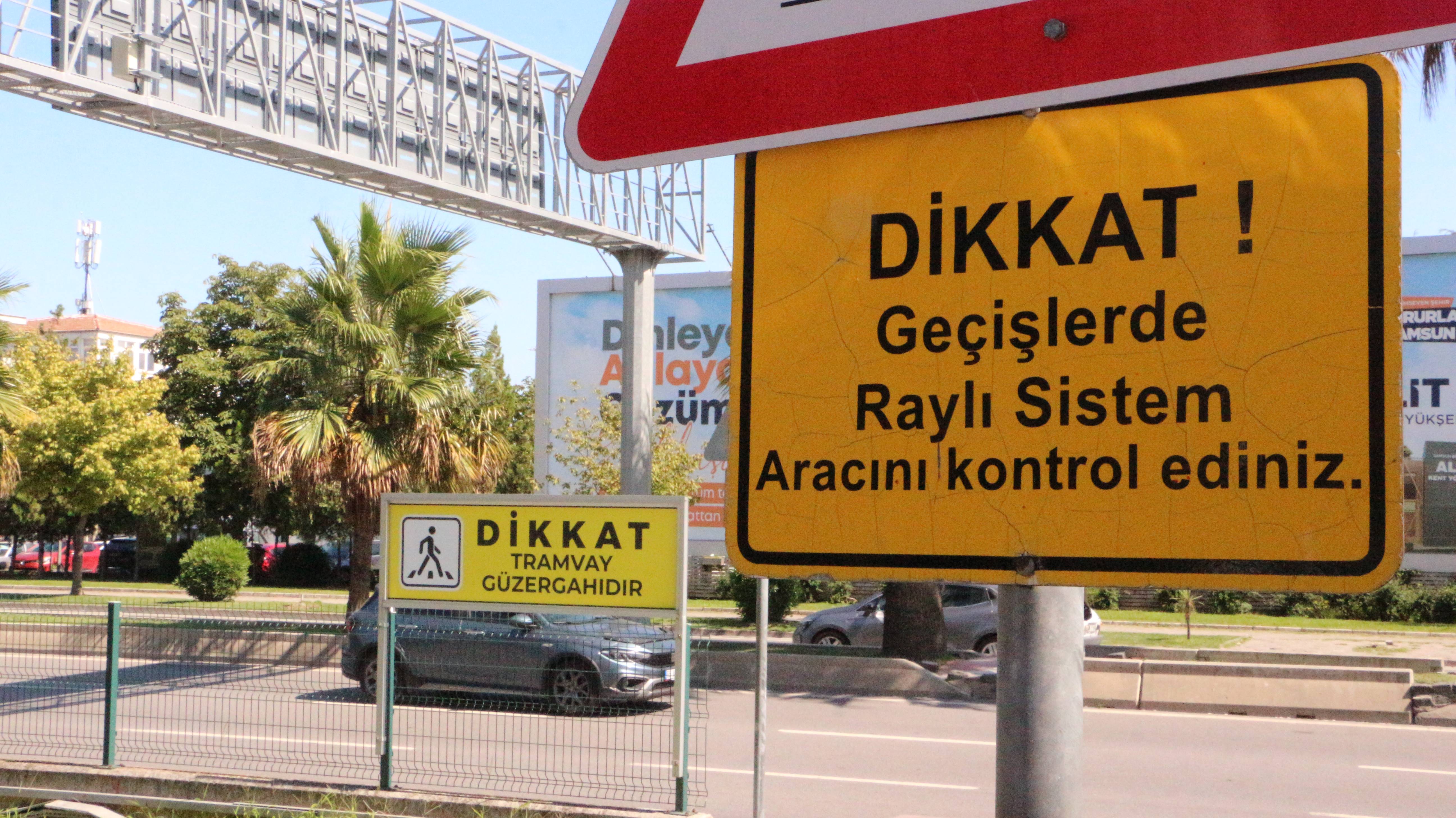 raylara-atlayan-kucuk-kizi-tisortunden-c-1489652-443211.jpg
