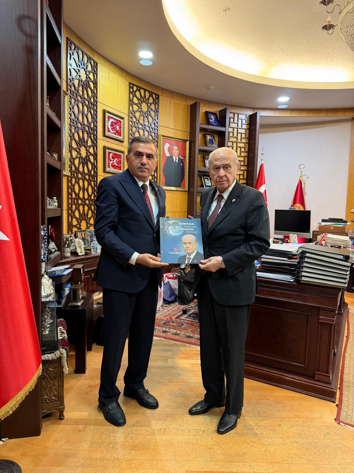mhp-samsun-il-baskani-burhan-mucur-mazbatasini-devlet-bahceliye-takdim-etti.jpeg