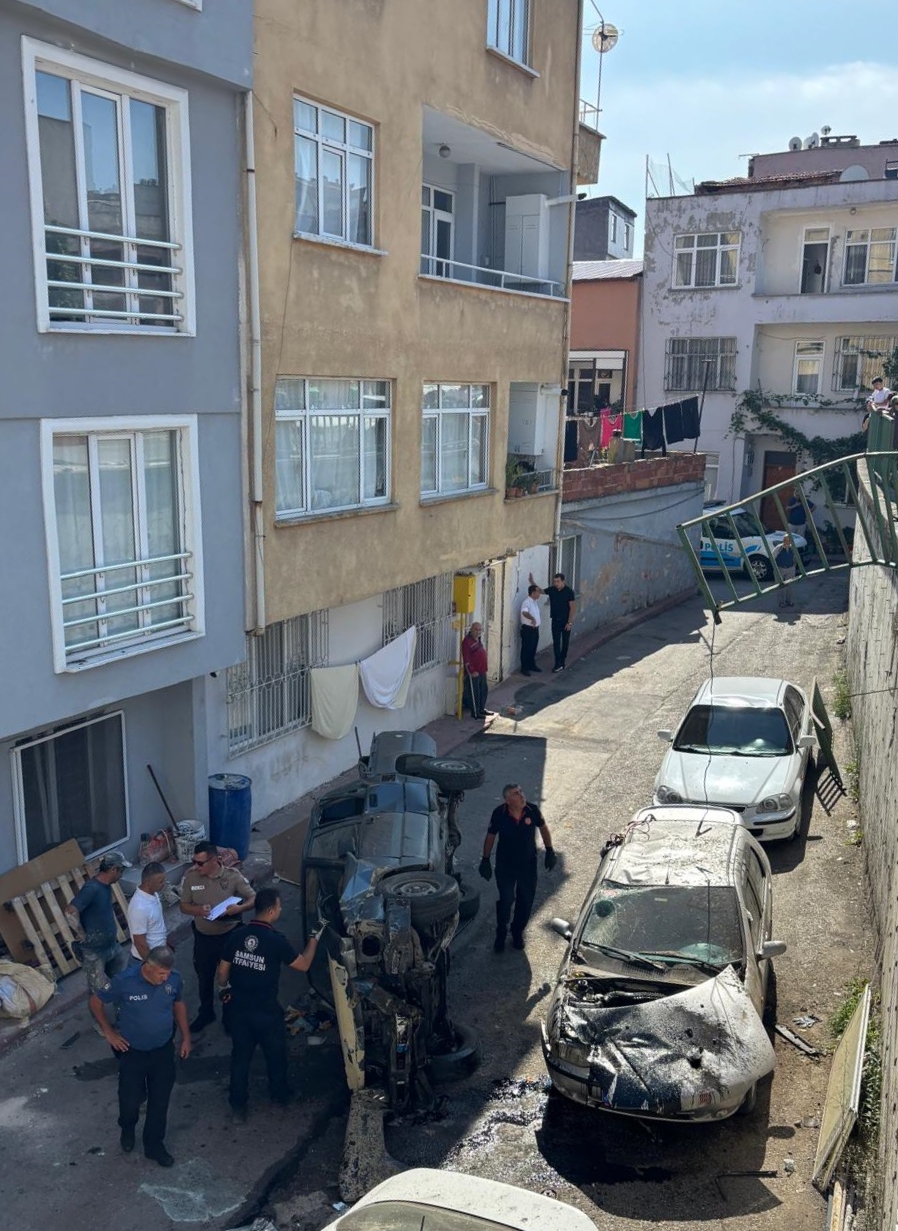 aa-20260912-42448570-42448567-samsunda-istinat-duvarindan-araclarin-uzerine-dusen-pikaptaki-2-kisi-yaralandi.jpg