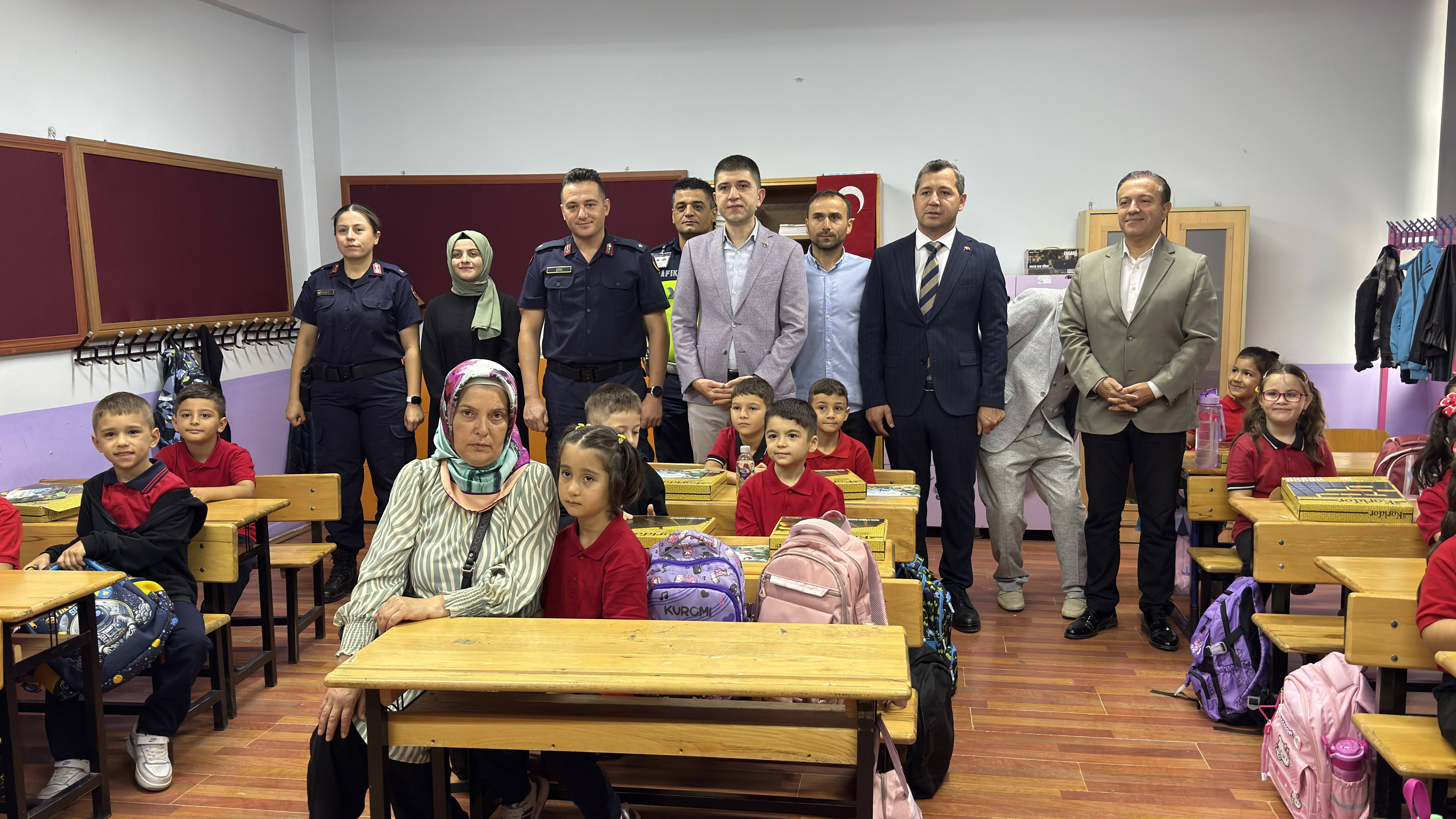 aa-20260916-42482490-42482487-sehit-kizi-zeynepi-okula-jandarma-ekipleri-goturdu.jpg