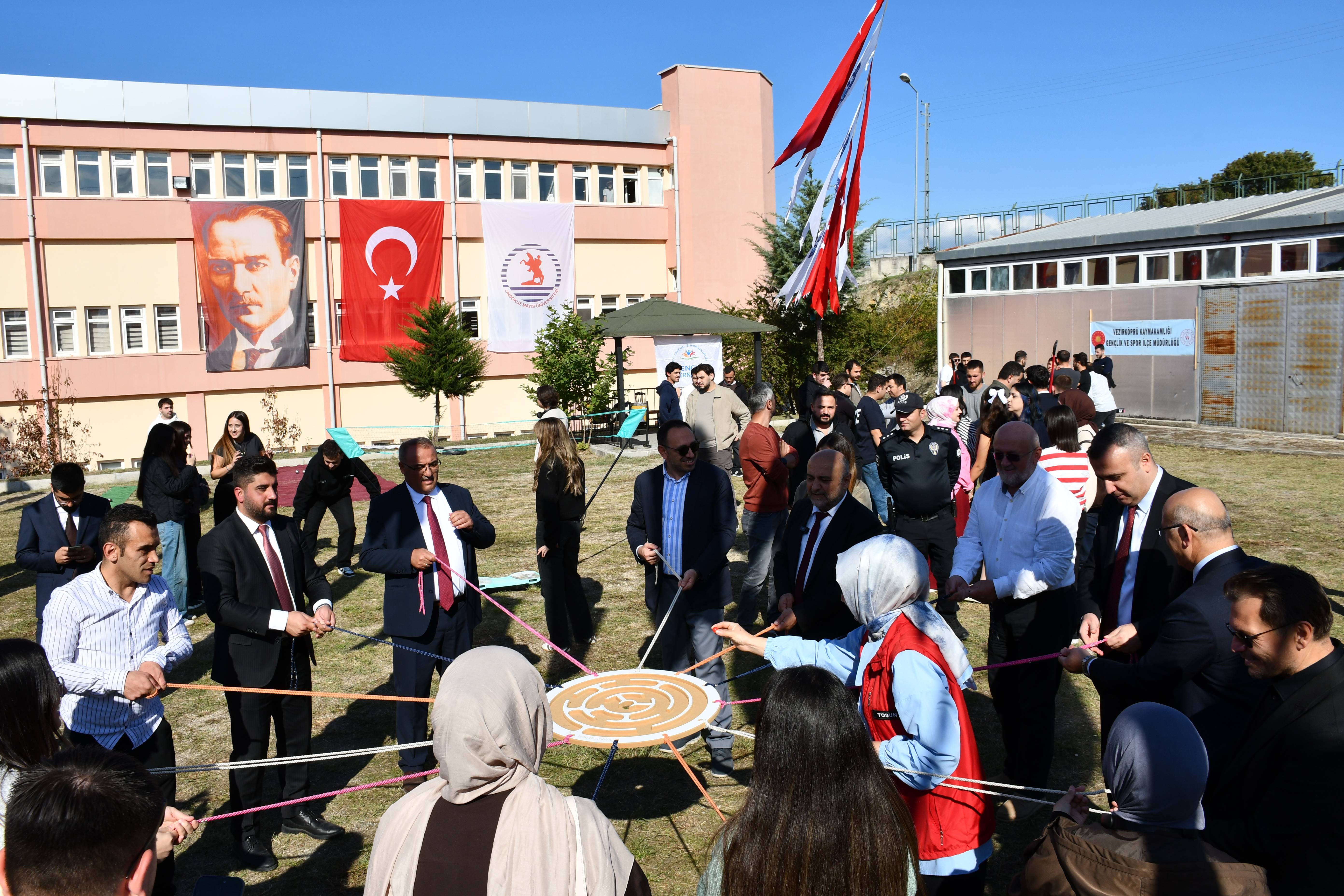 aa-20261007-42686498-42686496-vezirkopruye-hos-geldin-universiteli-programi-duzenlendi.jpg