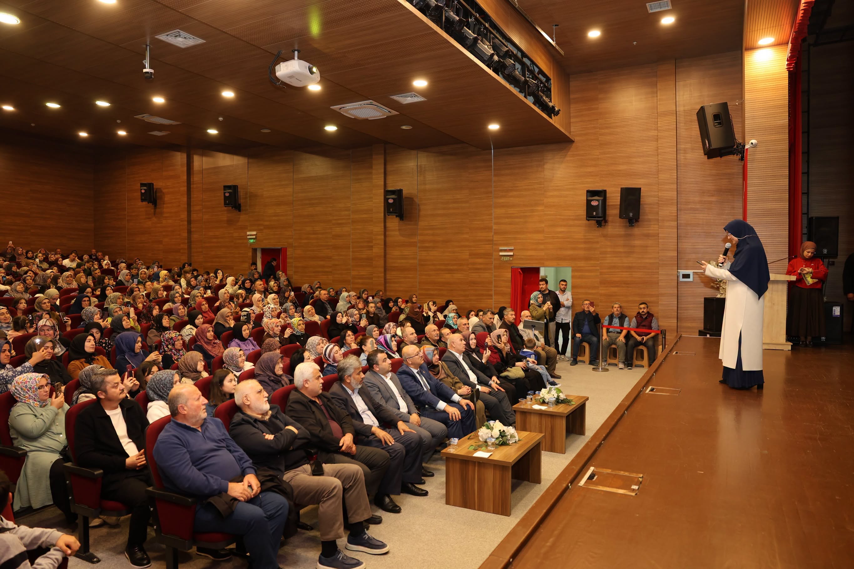 aa-20261015-42758308-42758306-yazar-saliha-erdim-vezirkoprude-konferans-verdi.jpg