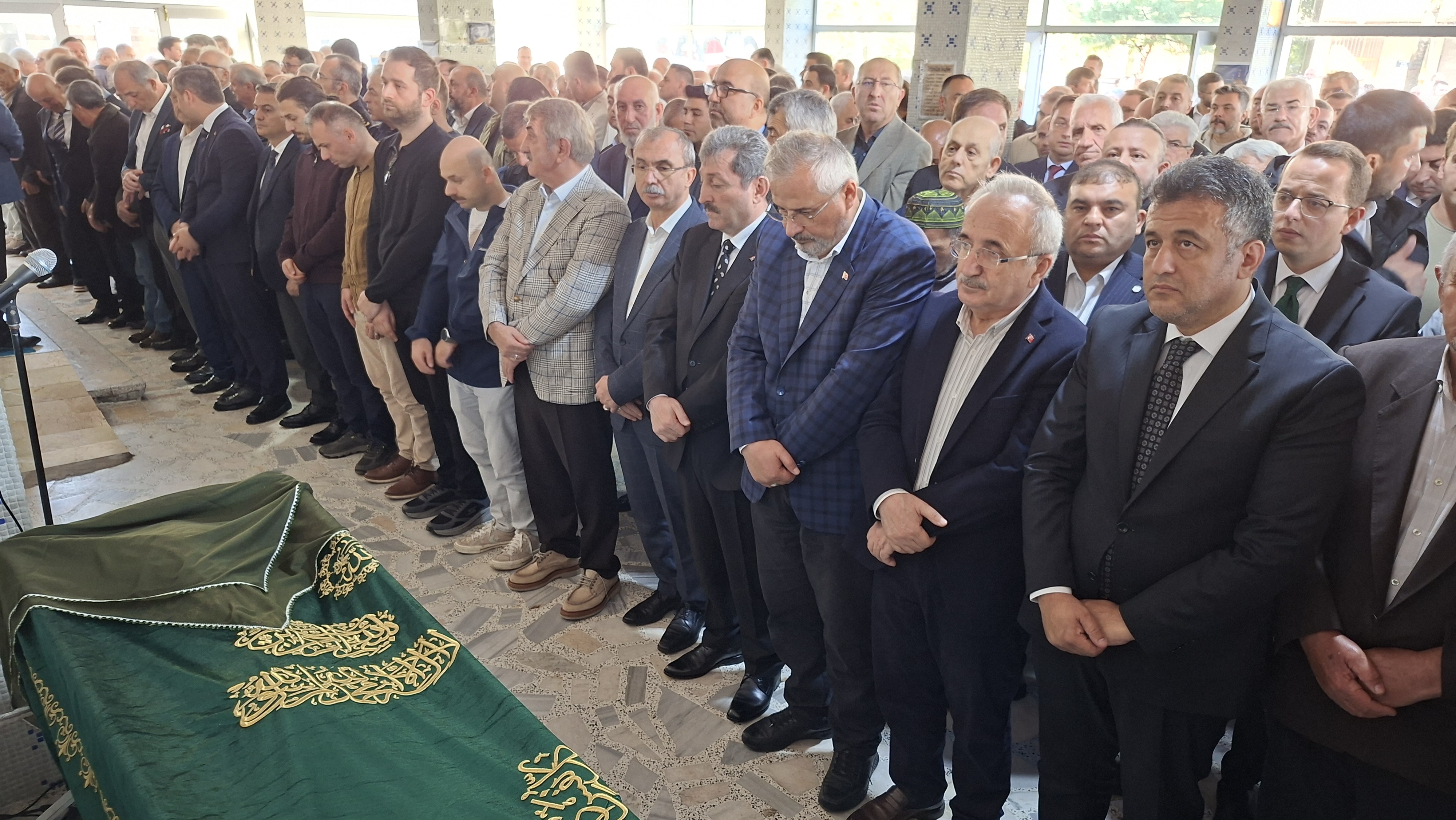 aa-20261023-42843130-42843129-bafra-belediye-baskani-hamit-kilicin-annesi-son-yolculuguna-ugurlandi.jpg