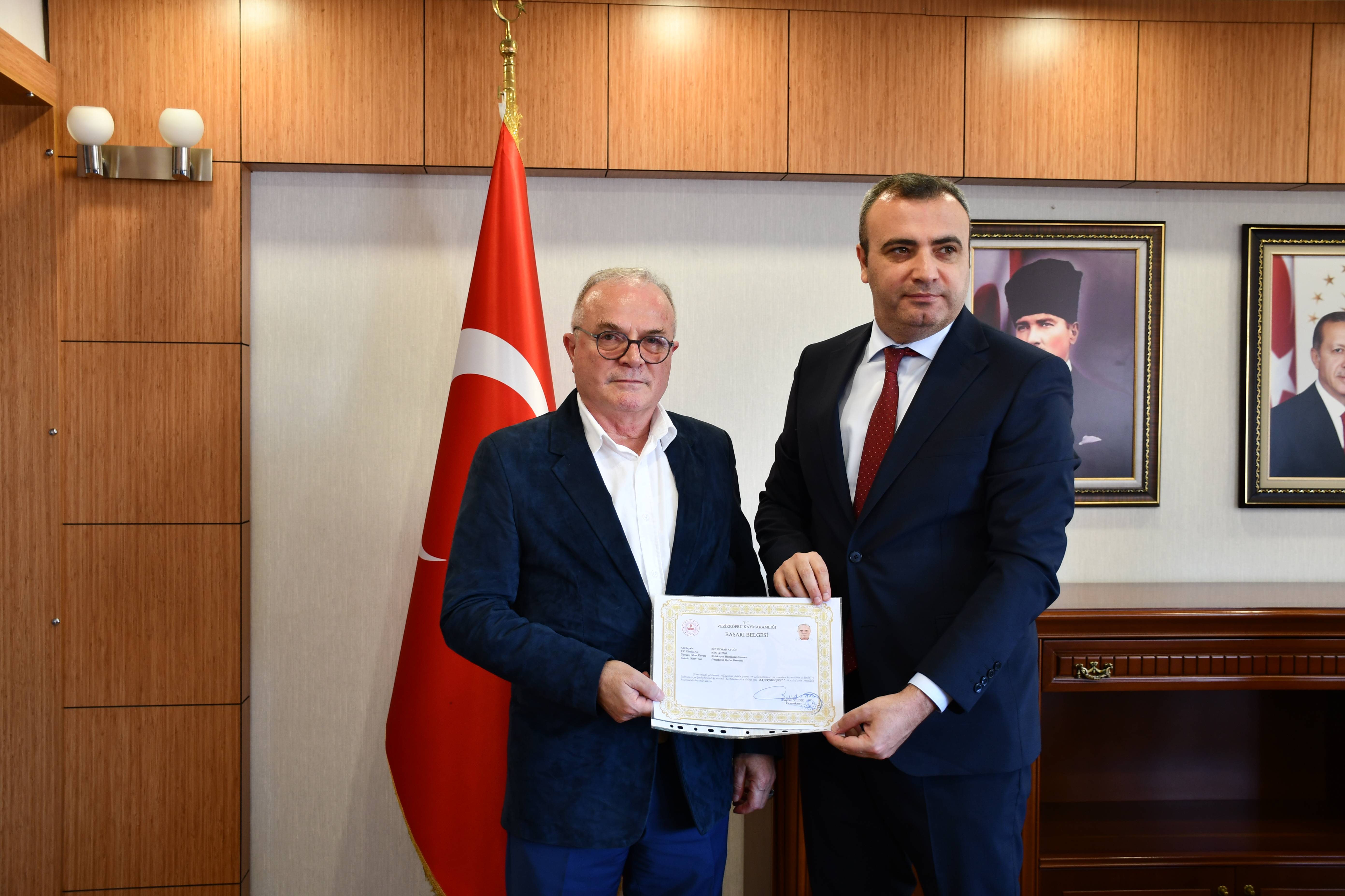 aa-20261023-42843871-42843869-vezirkoprude-38-yil-gorev-yapan-emekli-doktora-tesekkur-plaketi.jpg
