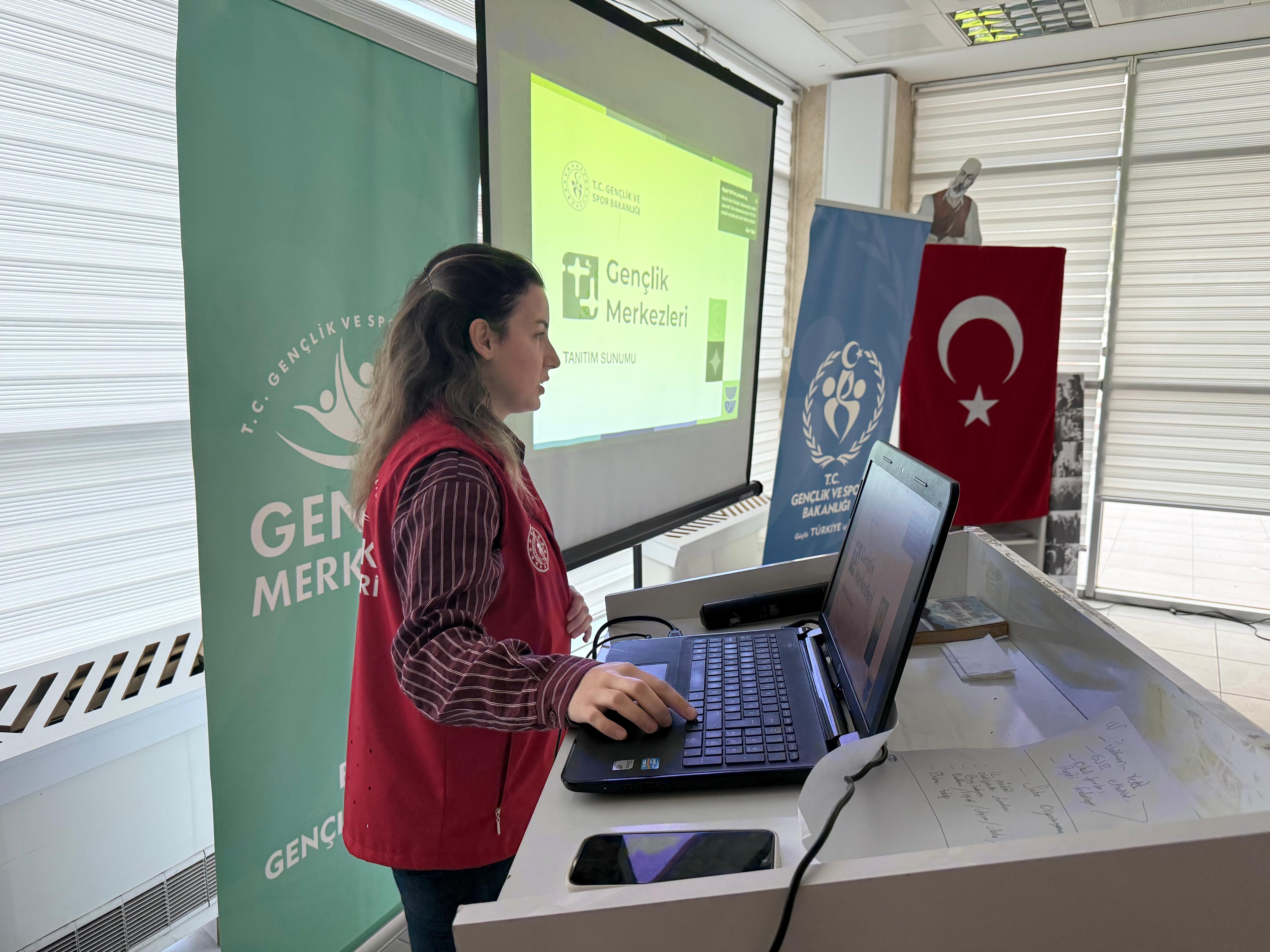 aa-20261026-42865971-42865966-samsunda-universite-ogrencilerine-yapay-zeka-egitimi-verildi.jpg