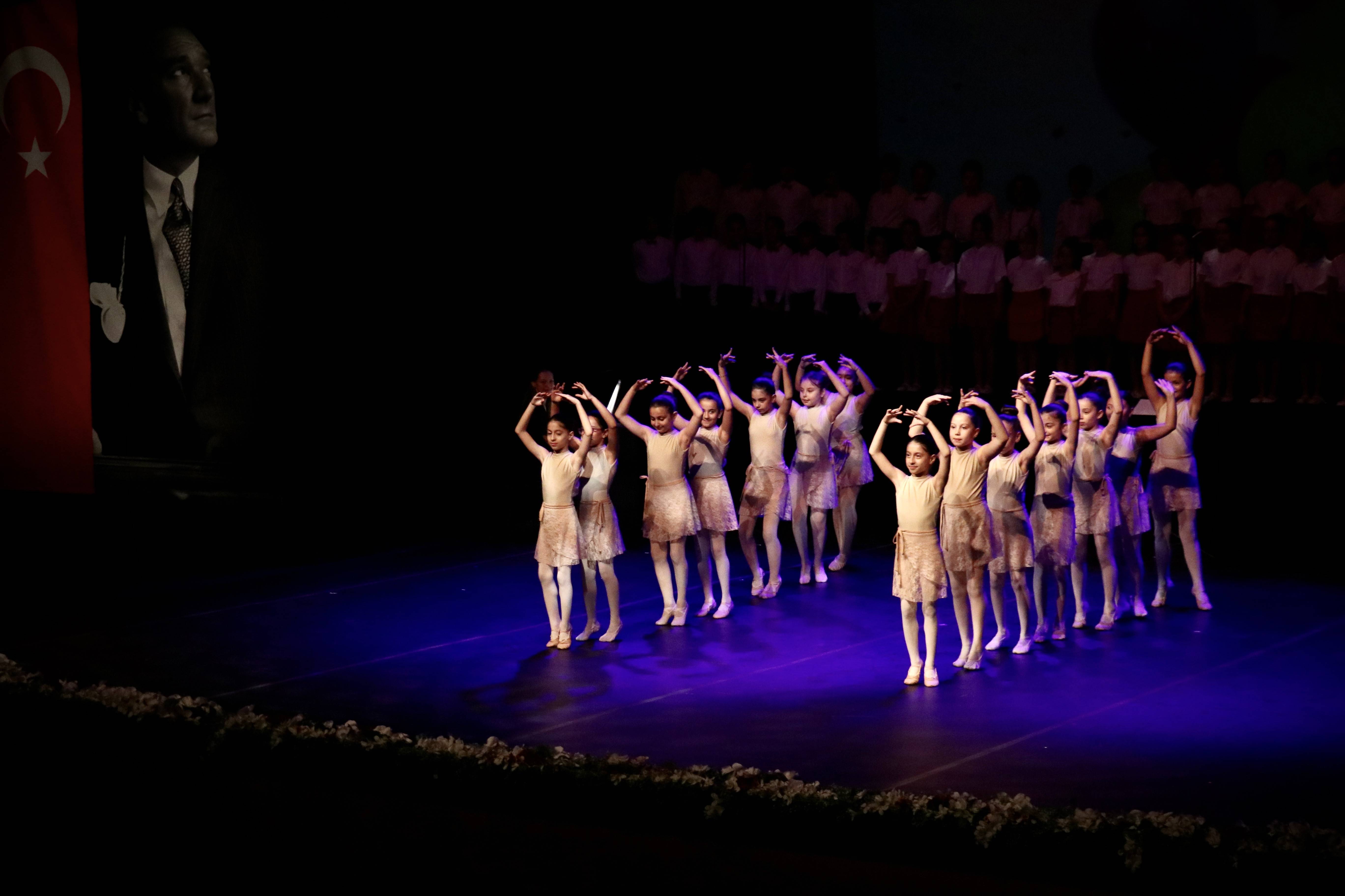 aa-20261029-42907968-42907962-samsun-devlet-opera-ve-balesi-cocuk-korosu-cumhuriyet-bayraminda-konser-verdi.jpg