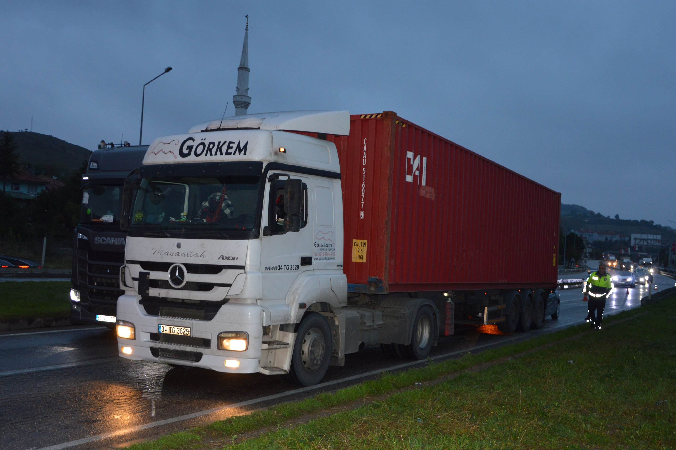 aa-20261031-42921779-42921778-samsunda-tirla-carpisan-otomobildeki-2-kisi-yaralandi.jpg