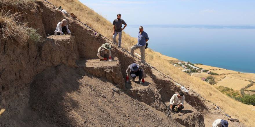 Ayanis Kalesi'nde yapılan kazılarda "kraliyet çöplüğü" ortaya çıkarıldı