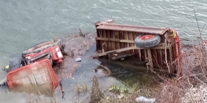 Samsun'da traktörün nehre devrildi...