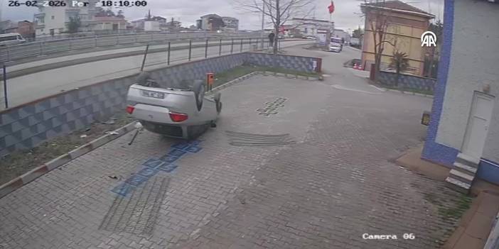 Otomobil caminin bahçesine devrildi