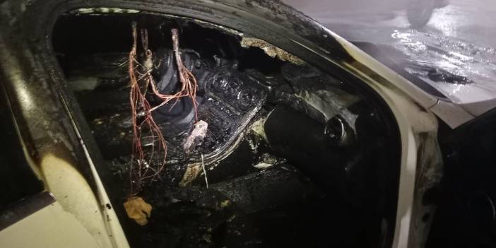 Otomobil kapalı otoparkta alev aldı