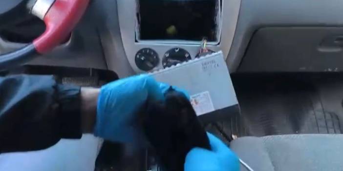 Teybin arka bölümüne gizlenen uyuşturucu ele geçirildi