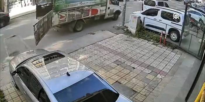 Kamyonetin kasa kapağı direğe çarptı