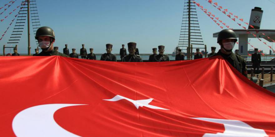 TÜRK BAYRAĞI DENİZDEN KARAYA ÇIKARILDI