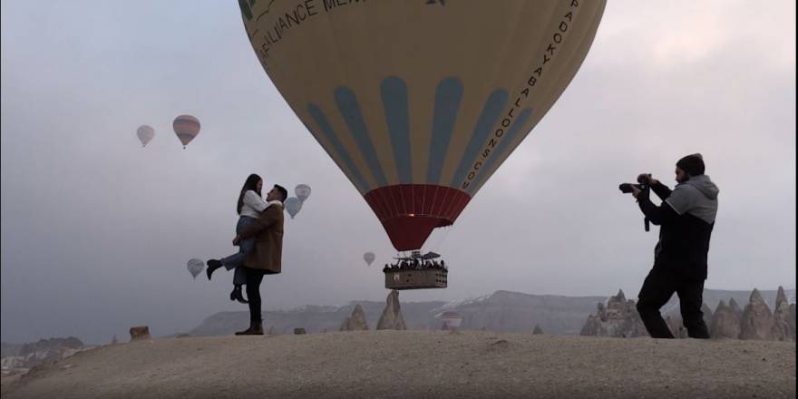 Sevgililer Günü'nde çiftler balon manzaralı Kapadokya'yı ziyaret etti